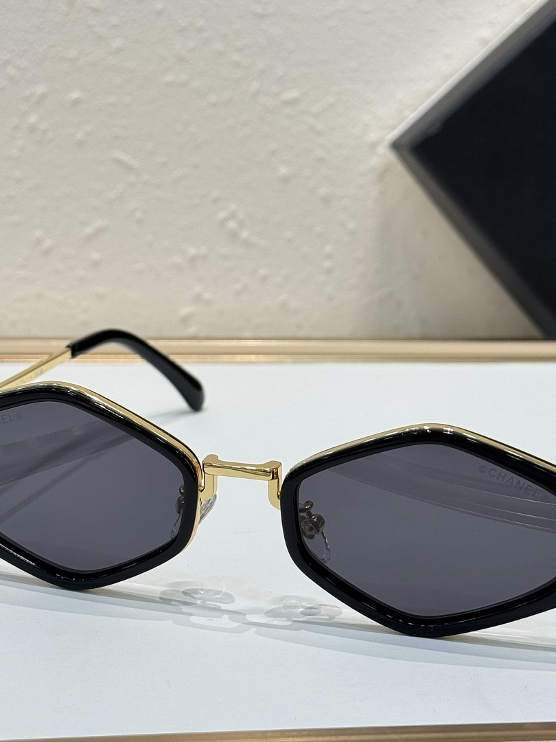 Chanel Sunglasses - Model CH-19