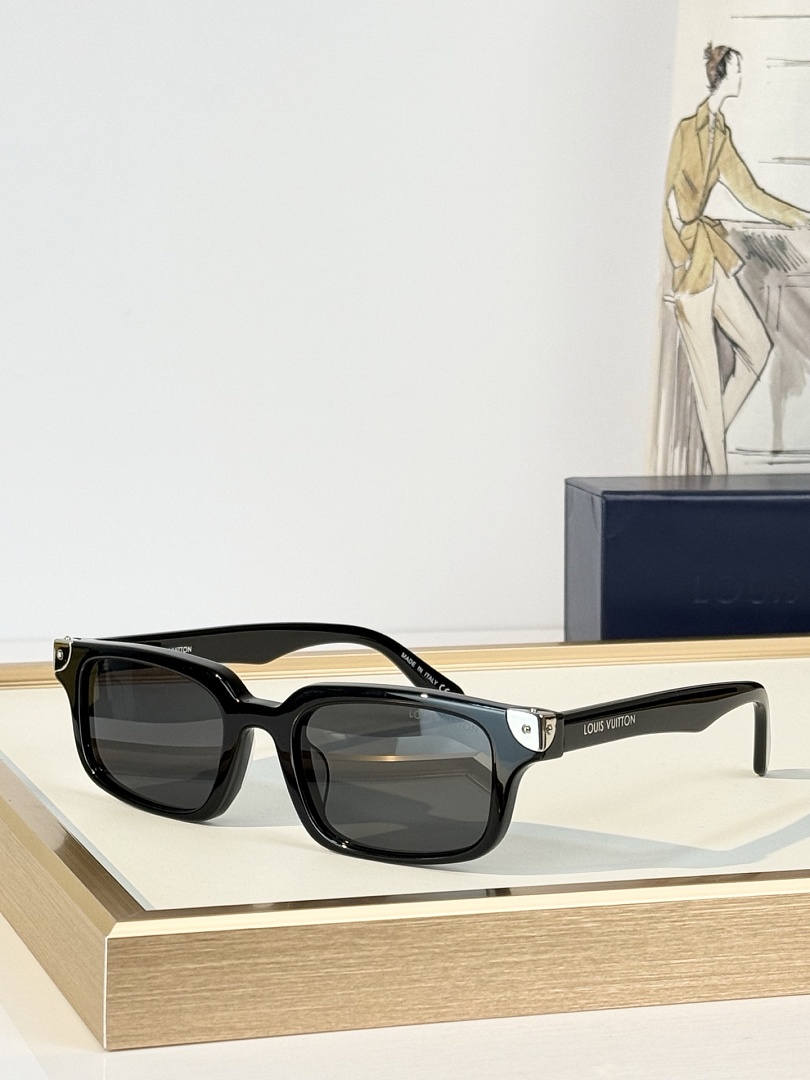 Louis Vuitton Sunglasses - Model LV-05