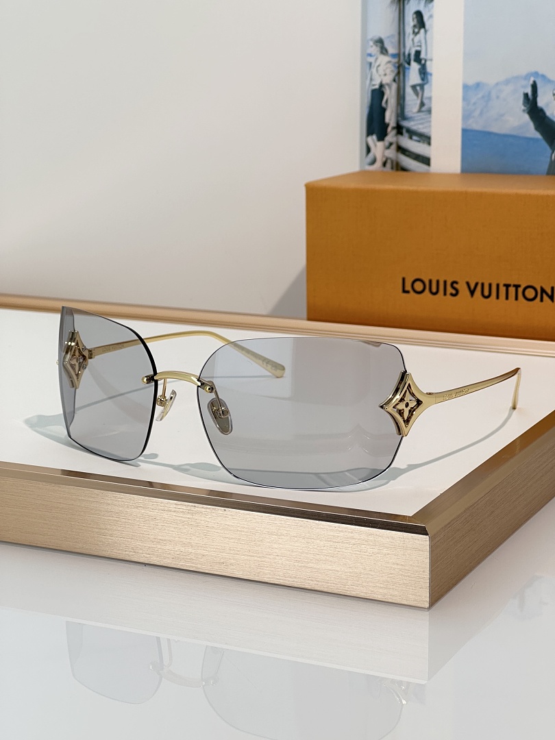 Louis Vuitton Sunglasses - Model LV-15