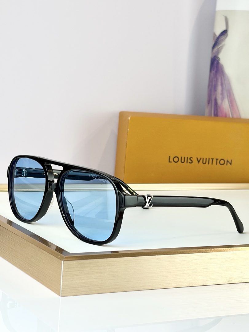 Louis Vuitton Sunglasses - Model LV-18