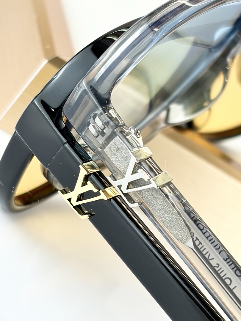 Louis Vuitton Sunglasses - Model LV-20